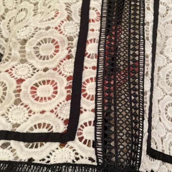 Black and white lace cocktail dress - Picture 3 of 4